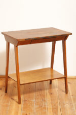 Nieduży prostokątny orzechowy stolik pod radio/stolik pomocnik z otwartą dodatkową półką i niedużą szufladą pod górnym blatem, Polska, lata 60. - obrazek 5