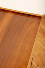 Masywny prostokątny orzechowy z klonowymi wstawkami stolik pomocnik/stolik RTV/stolik pod radio/szafka w połysku z dodatkową półką pod górnym blatem, Bilea, Rumunia, lata 60. - obrazek 5