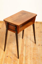 Nieduży zgrabny modernistyczny orzechowy stolik pod radio z otwartą półką i lakierowanymi na czarno nogami, Typ 600-203, Przedsiębiorstwo Obróbki Drewna w Koronowie. Polska, 1970 rok - obrazek 5