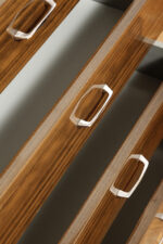 Nieduża ciemna mahoniowa komoda w połysku z czterema szufladami z metalowymi uchwytami, Warszawskie Fabryki Mebli, ul.Kawęczyńska 36, Polska, lata 70. - obrazek 5