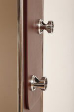 Wolnostojący podłogowy wieszak/garderoba na ubrania złożony z prostokątnego panelu otoczonego metalową chromowaną rurą obitego brązowym skajem z trzema masywnymi okrągłymi zawieszkami z tworzywa, Space Age, Włochy, lata 60/70 - obrazek 5