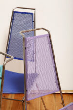 Komplet czterech krzeseł stołowych z siedziskami i oparciami z blachy perforowanej w czterech różnych kolorach osadzonymi na metalowych chromowanych rurkach, Rolf Rahmlow, Niemcy, lata 80. - obrazek 63