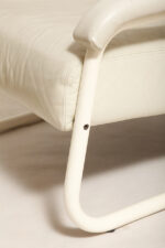 Masywny niski fotel wypoczynkowy w stylu Bauhaus na metalowej rurowej ramie obity białą/ecru skórą naturalną, projekt Jan des Bouvrie dla Gelderland, Model 4751, Holandia, lata 80. - obrazek 54