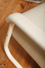 Masywny niski fotel wypoczynkowy w stylu Bauhaus na metalowej rurowej ramie obity białą/ecru skórą naturalną, projekt Jan des Bouvrie dla Gelderland, Model 4751, Holandia, lata 80. - obrazek 55