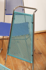 Komplet czterech krzeseł stołowych z siedziskami i oparciami z blachy perforowanej w czterech różnych kolorach osadzonymi na metalowych chromowanych rurkach, Rolf Rahmlow, Niemcy, lata 80. - obrazek 60