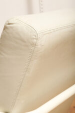 Masywny niski fotel wypoczynkowy w stylu Bauhaus na metalowej rurowej ramie obity białą/ecru skórą naturalną, projekt Jan des Bouvrie dla Gelderland, Model 4751, Holandia, lata 80. - obrazek 56