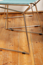 Komplet czterech krzeseł stołowych z siedziskami i oparciami z blachy perforowanej w czterech różnych kolorach osadzonymi na metalowych chromowanych rurkach, Rolf Rahmlow, Niemcy, lata 80. - obrazek 59