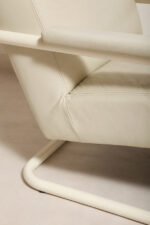 Masywny niski fotel wypoczynkowy w stylu Bauhaus na metalowej rurowej ramie obity białą/ecru skórą naturalną, projekt Jan des Bouvrie dla Gelderland, Model 4751, Holandia, lata 80. - obrazek 57