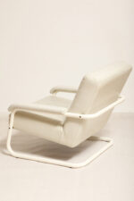 Masywny niski fotel wypoczynkowy w stylu Bauhaus na metalowej rurowej ramie obity białą/ecru skórą naturalną, projekt Jan des Bouvrie dla Gelderland, Model 4751, Holandia, lata 80. - obrazek 58