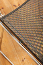 Komplet czterech krzeseł stołowych z siedziskami i oparciami z blachy perforowanej w czterech różnych kolorach osadzonymi na metalowych chromowanych rurkach, Rolf Rahmlow, Niemcy, lata 80. - obrazek 57