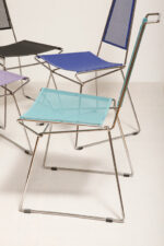 Komplet czterech krzeseł stołowych z siedziskami i oparciami z blachy perforowanej w czterech różnych kolorach osadzonymi na metalowych chromowanych rurkach, Rolf Rahmlow, Niemcy, lata 80. - obrazek 56