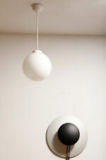 Lampa wisząca/sufitowa ze szklanym kloszem w kształcie mlecznobiałej kuli (30 cm średnicy) wiszącym na sztywnej metalowej białej rurce, Polska lata 70/80/90. - obrazek 21