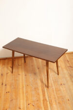 Mahoniowa prostokątna ciemna ława/stolik kawowy/stolik okolicznościowy lakierowany w połysku z kwadratowymi drewnianymi zwężającymi się do dołu nogami, Polska, lata 70. - obrazek 8