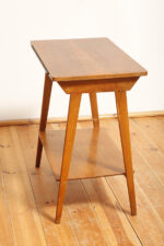 Nieduży prostokątny orzechowy stolik pod radio/stolik pomocnik z otwartą dodatkową półką i niedużą szufladą pod górnym blatem, Polska, lata 60. - obrazek 6