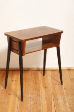 Nieduży zgrabny modernistyczny orzechowy stolik pod radio z otwartą półką i lakierowanymi na czarno nogami, Typ 600-203, Przedsiębiorstwo Obróbki Drewna w Koronowie. Polska, 1970 rok - obrazek 6