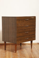Nieduża ciemna mahoniowa komoda w połysku z czterema szufladami z metalowymi uchwytami, Warszawskie Fabryki Mebli, ul.Kawęczyńska 36, Polska, lata 70. - obrazek 6