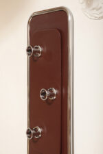 Wolnostojący podłogowy wieszak/garderoba na ubrania złożony z prostokątnego panelu otoczonego metalową chromowaną rurą obitego brązowym skajem z trzema masywnymi okrągłymi zawieszkami z tworzywa, Space Age, Włochy, lata 60/70 - obrazek 6