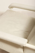 Masywny niski fotel wypoczynkowy w stylu Bauhaus na metalowej rurowej ramie obity białą/ecru skórą naturalną, projekt Jan des Bouvrie dla Gelderland, Model 4751, Holandia, lata 80. - obrazek 61