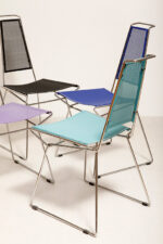 Komplet czterech krzeseł stołowych z siedziskami i oparciami z blachy perforowanej w czterech różnych kolorach osadzonymi na metalowych chromowanych rurkach, Rolf Rahmlow, Niemcy, lata 80. - obrazek 54