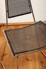 Komplet czterech krzeseł stołowych z siedziskami i oparciami z blachy perforowanej w czterech różnych kolorach osadzonymi na metalowych chromowanych rurkach, Rolf Rahmlow, Niemcy, lata 80. - obrazek 53