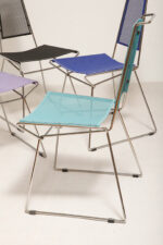 Komplet czterech krzeseł stołowych z siedziskami i oparciami z blachy perforowanej w czterech różnych kolorach osadzonymi na metalowych chromowanych rurkach, Rolf Rahmlow, Niemcy, lata 80. - obrazek 52