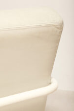 Masywny niski fotel wypoczynkowy w stylu Bauhaus na metalowej rurowej ramie obity białą/ecru skórą naturalną, projekt Jan des Bouvrie dla Gelderland, Model 4751, Holandia, lata 80. - obrazek 64