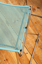 Komplet czterech krzeseł stołowych z siedziskami i oparciami z blachy perforowanej w czterech różnych kolorach osadzonymi na metalowych chromowanych rurkach, Rolf Rahmlow, Niemcy, lata 80. - obrazek 49