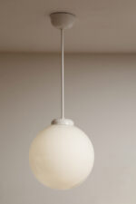 Lampa wisząca/sufitowa ze szklanym kloszem w kształcie mlecznobiałej kuli (30 cm średnicy) wiszącym na sztywnej metalowej białej rurce, Polska lata 70/80/90. - obrazek 20