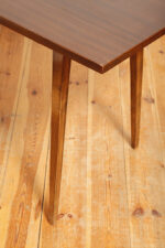 Mahoniowa prostokątna ciemna ława/stolik kawowy/stolik okolicznościowy lakierowany w połysku z kwadratowymi drewnianymi zwężającymi się do dołu nogami, Polska, lata 70. - obrazek 3