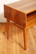 Masywny prostokątny orzechowy z klonowymi wstawkami stolik pomocnik/stolik RTV/stolik pod radio/szafka w połysku z dodatkową półką pod górnym blatem, Bilea, Rumunia, lata 60. - obrazek 7