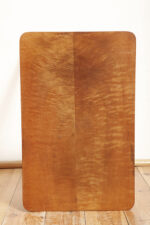 Nieduży zgrabny modernistyczny orzechowy stolik pod radio z otwartą półką i lakierowanymi na czarno nogami, Typ 600-203, Przedsiębiorstwo Obróbki Drewna w Koronowie. Polska, 1970 rok - obrazek 7