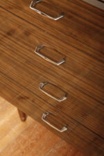 Nieduża ciemna mahoniowa komoda w połysku z czterema szufladami z metalowymi uchwytami, Warszawskie Fabryki Mebli, ul.Kawęczyńska 36, Polska, lata 70. - obrazek 7