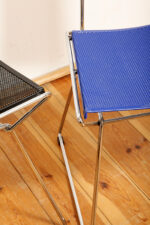 Komplet czterech krzeseł stołowych z siedziskami i oparciami z blachy perforowanej w czterech różnych kolorach osadzonymi na metalowych chromowanych rurkach, Rolf Rahmlow, Niemcy, lata 80. - obrazek 45