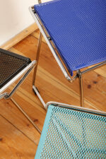 Komplet czterech krzeseł stołowych z siedziskami i oparciami z blachy perforowanej w czterech różnych kolorach osadzonymi na metalowych chromowanych rurkach, Rolf Rahmlow, Niemcy, lata 80. - obrazek 26