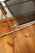 Komplet czterech krzeseł stołowych z siedziskami i oparciami z blachy perforowanej w czterech różnych kolorach osadzonymi na metalowych chromowanych rurkach, Rolf Rahmlow, Niemcy, lata 80. - obrazek 29