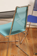 Komplet czterech krzeseł stołowych z siedziskami i oparciami z blachy perforowanej w czterech różnych kolorach osadzonymi na metalowych chromowanych rurkach, Rolf Rahmlow, Niemcy, lata 80. - obrazek 20