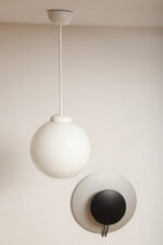 Lampa wisząca/sufitowa ze szklanym kloszem w kształcie mlecznobiałej kuli (30 cm średnicy) wiszącym na sztywnej metalowej białej rurce, Polska lata 70/80/90. - obrazek 19