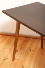 Mahoniowa prostokątna ciemna ława/stolik kawowy/stolik okolicznościowy lakierowany w połysku z kwadratowymi drewnianymi zwężającymi się do dołu nogami, Polska, lata 70. - obrazek 22