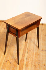 Nieduży zgrabny modernistyczny orzechowy stolik pod radio z otwartą półką i lakierowanymi na czarno nogami, Typ 600-203, Przedsiębiorstwo Obróbki Drewna w Koronowie. Polska, 1970 rok - obrazek 8