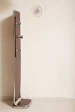 Wolnostojący podłogowy wieszak/garderoba na ubrania złożony z prostokątnego panelu otoczonego metalową chromowaną rurą obitego brązowym skajem z trzema masywnymi okrągłymi zawieszkami z tworzywa, Space Age, Włochy, lata 60/70 - obrazek 8