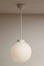 Lampa wisząca/sufitowa ze szklanym kloszem w kształcie mlecznobiałej kuli (30 cm średnicy) wiszącym na sztywnej metalowej białej rurce, Polska lata 70/80/90. - obrazek 18