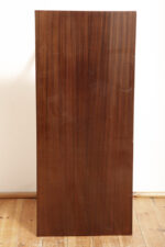 Mahoniowa prostokątna ciemna ława/stolik kawowy/stolik okolicznościowy lakierowany w połysku z kwadratowymi drewnianymi zwężającymi się do dołu nogami, Polska, lata 70. - obrazek 9