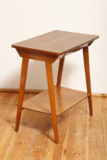 Nieduży prostokątny orzechowy stolik pod radio/stolik pomocnik z otwartą dodatkową półką i niedużą szufladą pod górnym blatem, Polska, lata 60. - obrazek 9