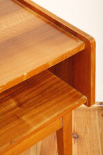 Masywny prostokątny orzechowy z klonowymi wstawkami stolik pomocnik/stolik RTV/stolik pod radio/szafka w połysku z dodatkową półką pod górnym blatem, Bilea, Rumunia, lata 60. - obrazek 9