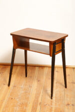 Nieduży zgrabny modernistyczny orzechowy stolik pod radio z otwartą półką i lakierowanymi na czarno nogami, Typ 600-203, Przedsiębiorstwo Obróbki Drewna w Koronowie. Polska, 1970 rok - obrazek 9