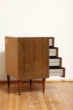 Nieduża ciemna mahoniowa komoda w połysku z czterema szufladami z metalowymi uchwytami, Warszawskie Fabryki Mebli, ul.Kawęczyńska 36, Polska, lata 70. - obrazek 9