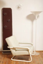 Masywny niski fotel wypoczynkowy w stylu Bauhaus na metalowej rurowej ramie obity białą/ecru skórą naturalną, projekt Jan des Bouvrie dla Gelderland, Model 4751, Holandia, lata 80. - obrazek 9