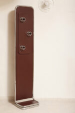 Wolnostojący podłogowy wieszak/garderoba na ubrania złożony z prostokątnego panelu otoczonego metalową chromowaną rurą obitego brązowym skajem z trzema masywnymi okrągłymi zawieszkami z tworzywa, Space Age, Włochy, lata 60/70 - obrazek 9