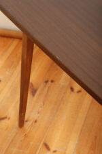 Mahoniowa prostokątna ciemna ława/stolik kawowy/stolik okolicznościowy lakierowany w połysku z kwadratowymi drewnianymi zwężającymi się do dołu nogami, Polska, lata 70. - obrazek 21