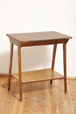 Nieduży prostokątny orzechowy stolik pod radio/stolik pomocnik z otwartą dodatkową półką i niedużą szufladą pod górnym blatem, Polska, lata 60. - obrazek 10